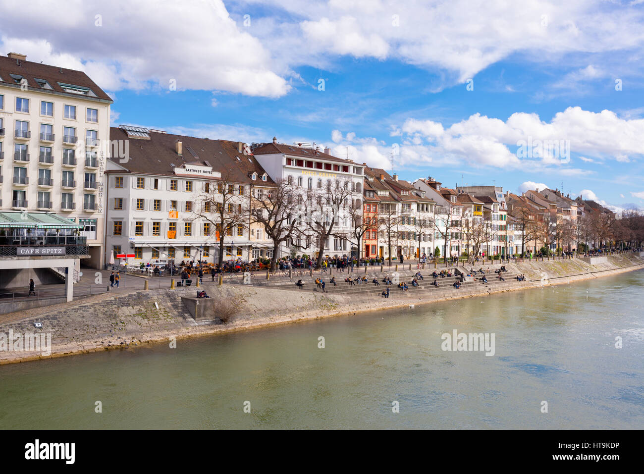 Riverside de Bâle, Suisse avec de vieux bâtiments médiévaux, cafés et restaurants Banque D'Images