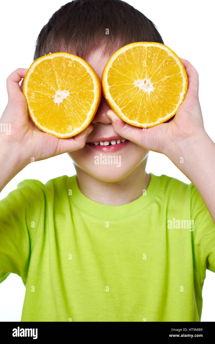 Happy boy avec deux tranches orange blanc isolé Banque D'Images