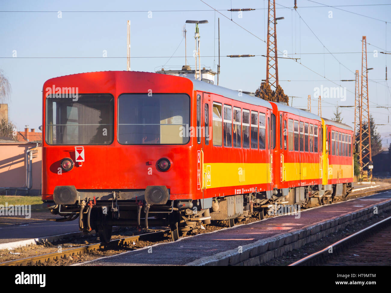 Train rouge sur la gare en Hongrie Banque D'Images