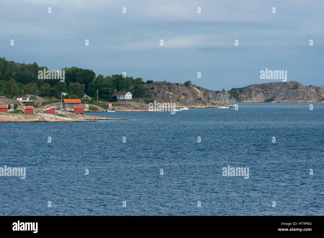 Maisons d'été et mer baie sur le populaire autour de l'archipel, la Suède de Fjällbacka Banque D'Images