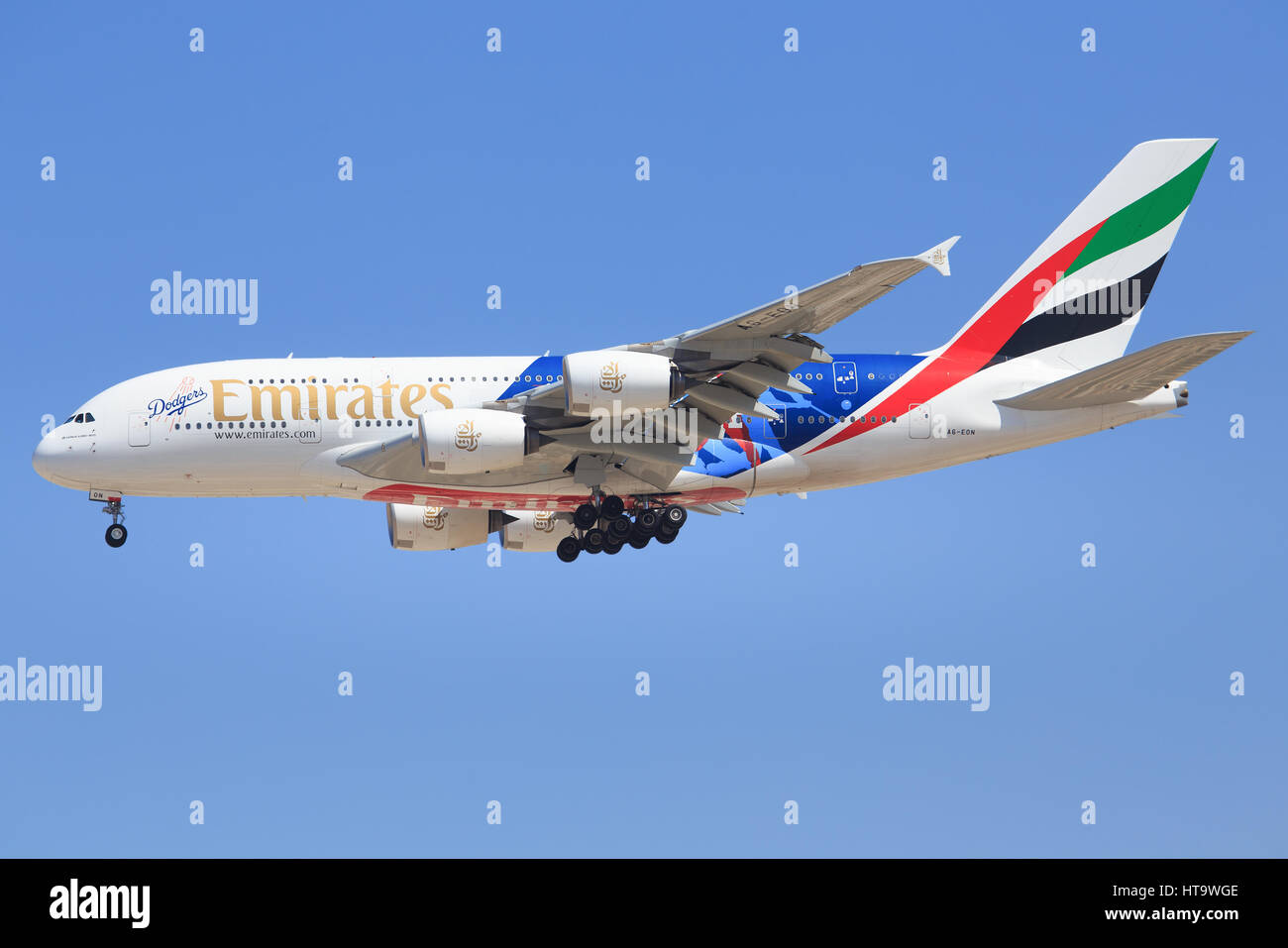 Dubaï/Émirats arabes unis le 9 mars 2017 : Airbus A380 d'Emirates à l'atterrissage à l'aéroport de Dubaï. Banque D'Images