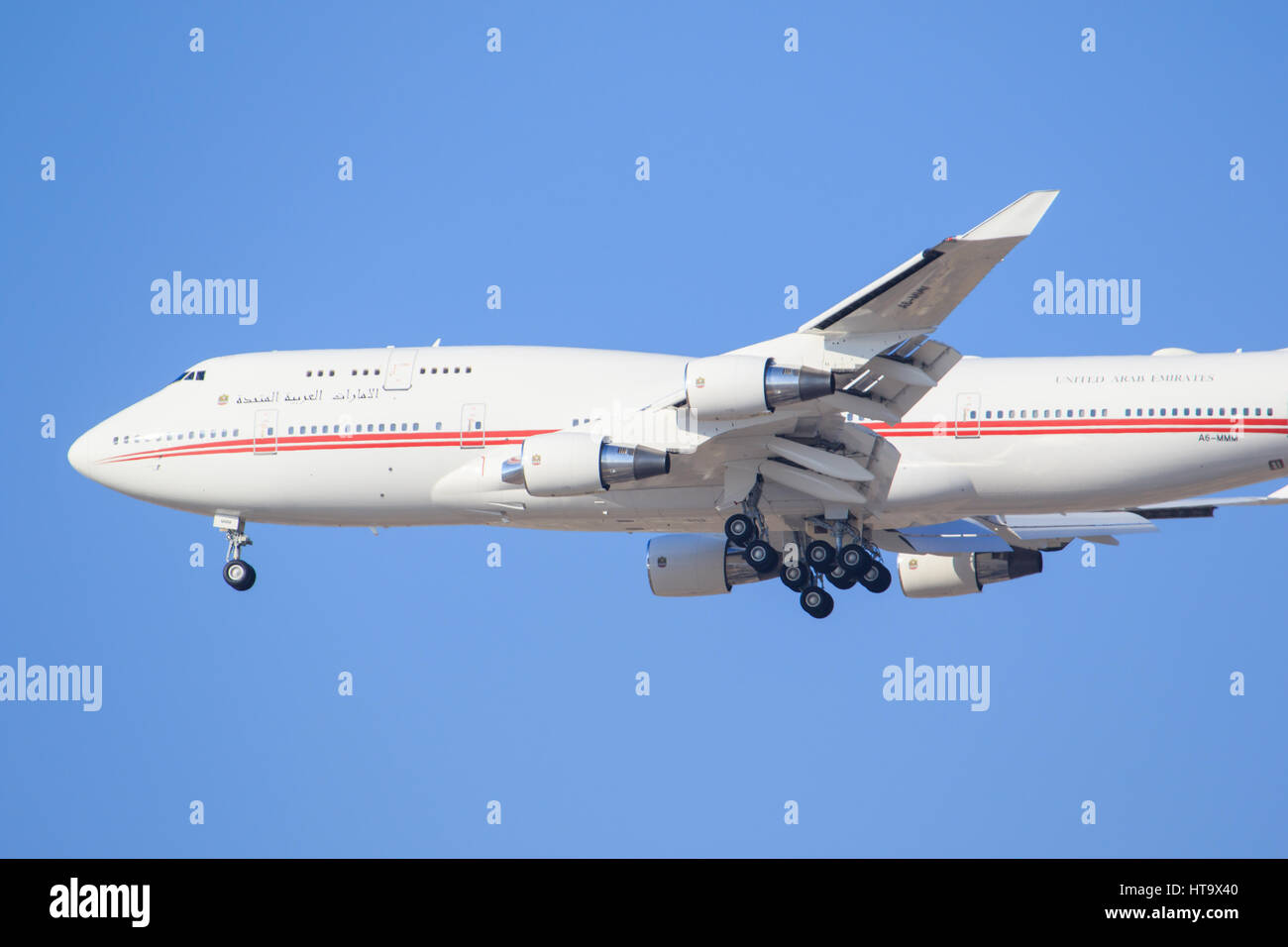 Dubaï/Émirats arabes unis le 9 mars 2017 : Boeing 747 de Fly Dubai, à l'atterrissage à l'aéroport de Dubaï. Banque D'Images