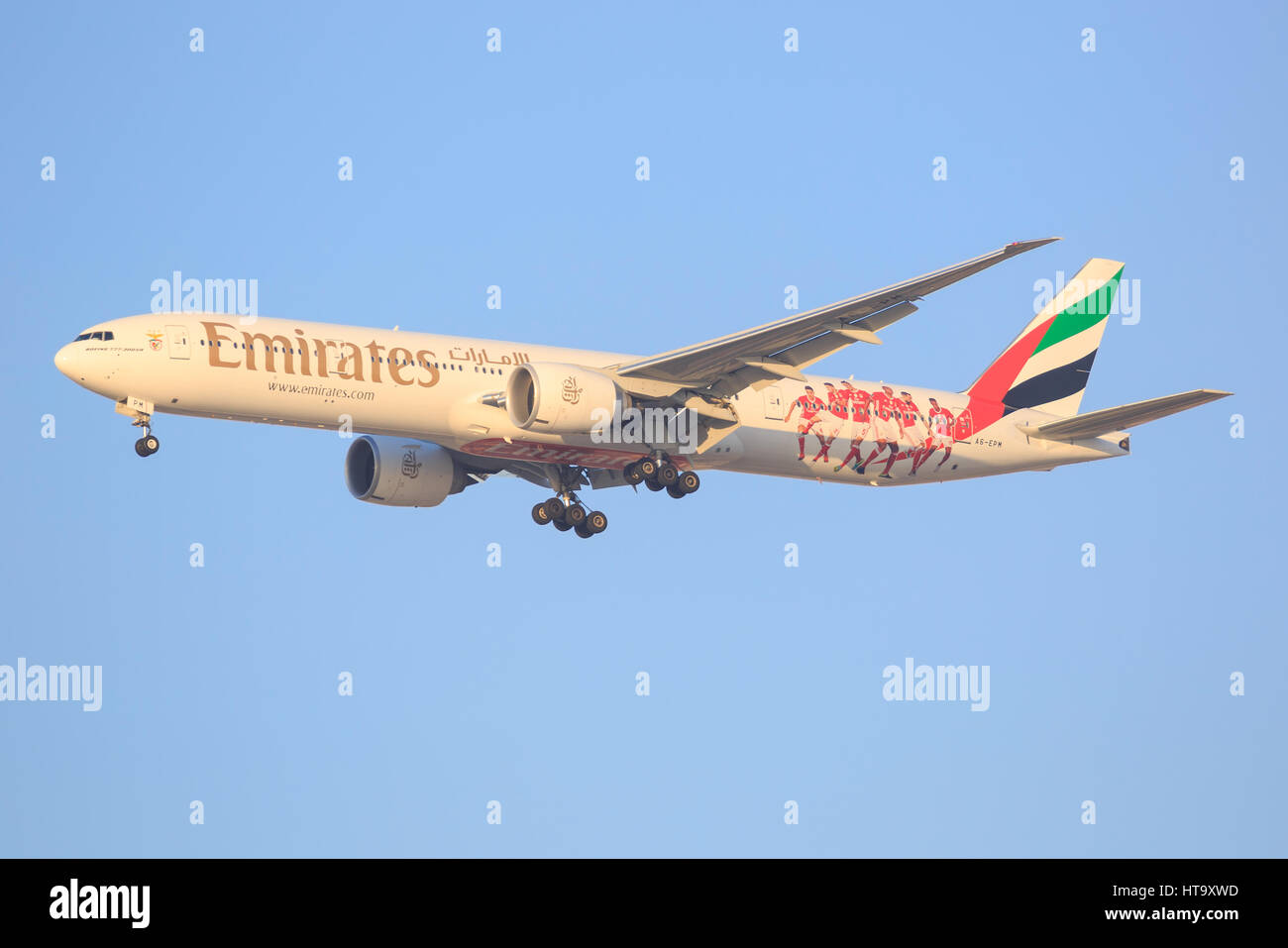 Dubaï/Émirats arabes unis le 9 mars 2017 : Boeing 777 de unis à l'atterrissage à l'aéroport de Dubaï. Banque D'Images