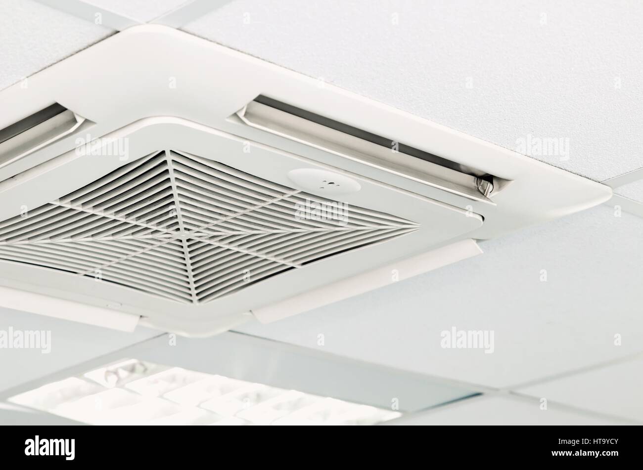 Système de climatisation moderne installé au plafond Photo Stock - Alamy
