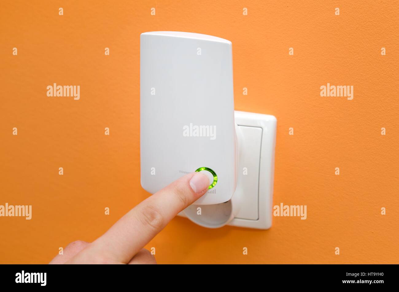 Répéteur WiFi prise électrique dans le mur orange. Il vous suffit d'étendre  un réseau sans fil accueil Photo Stock - Alamy