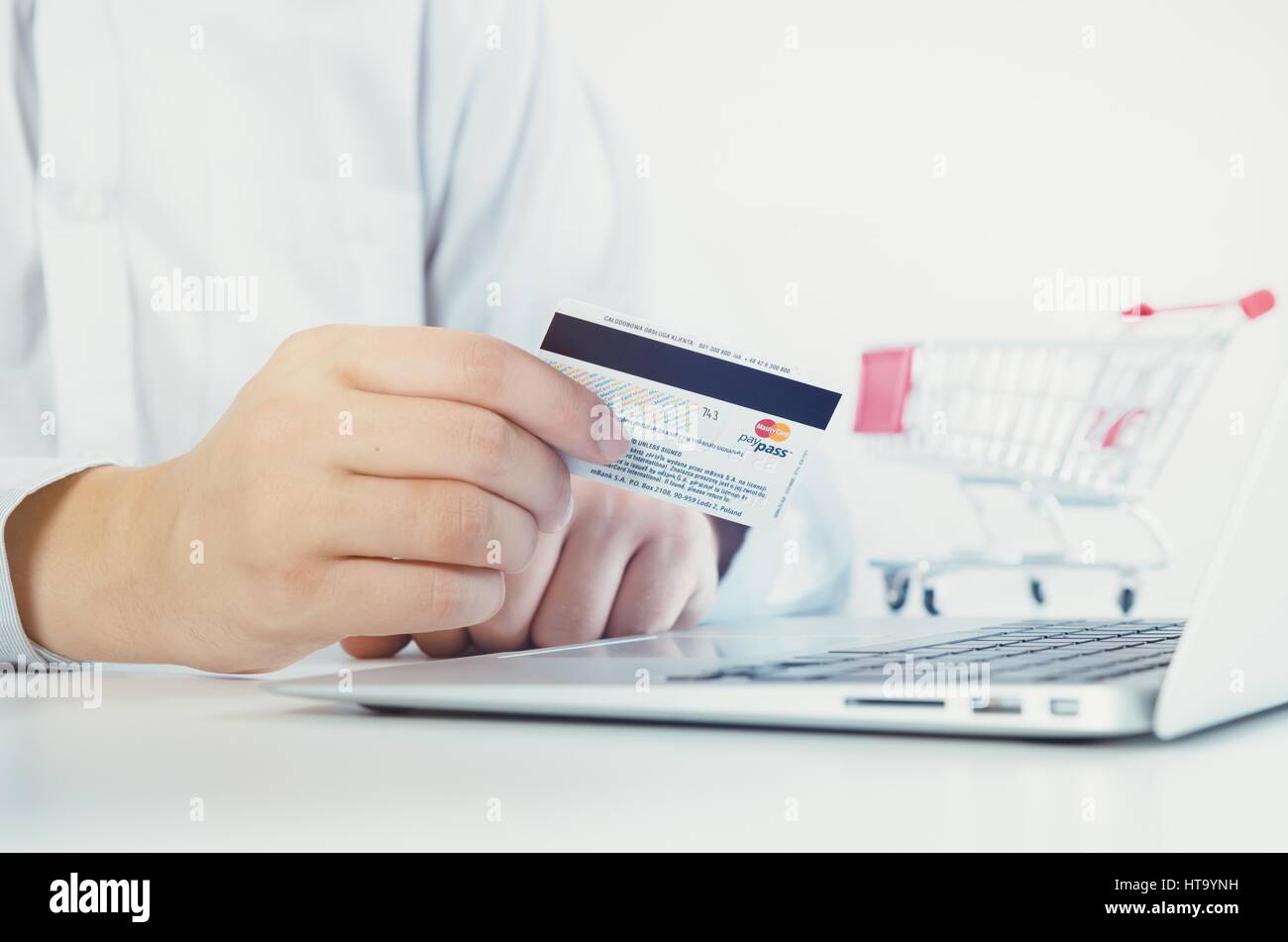 WROCLAW, Pologne - 31 août 2016 : 47  % des Polonais achètent en ligne. Banque D'Images