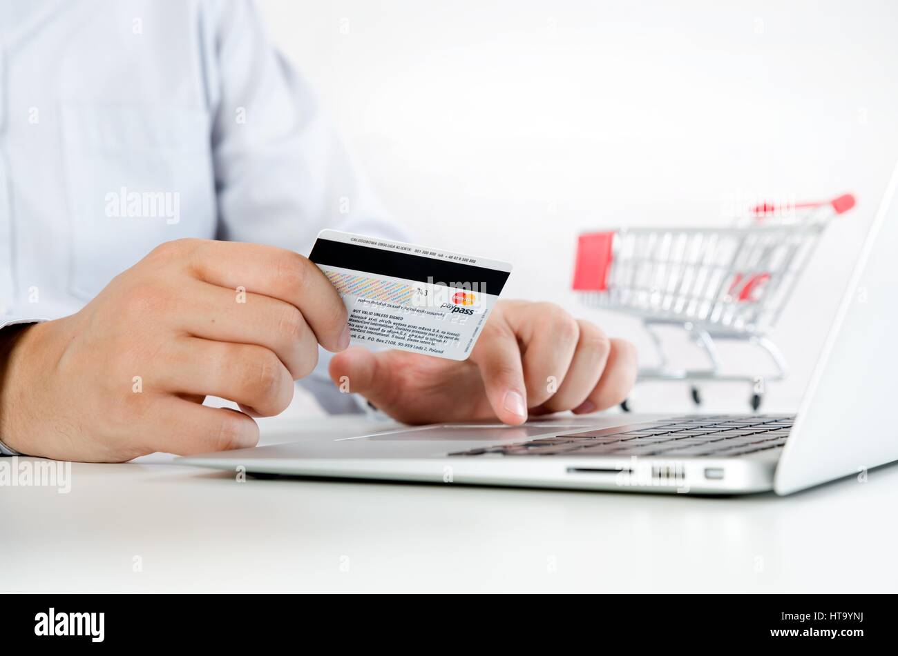 WROCLAW, Pologne - 31 août 2016 : 47  % des Polonais achètent en ligne. Banque D'Images