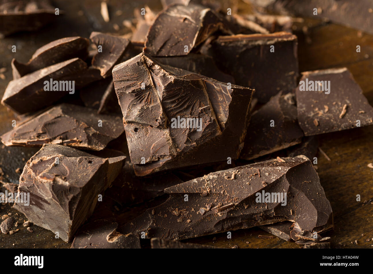 Chocolat noir mi-sucré Bio morceaux pour la cuisson Banque D'Images