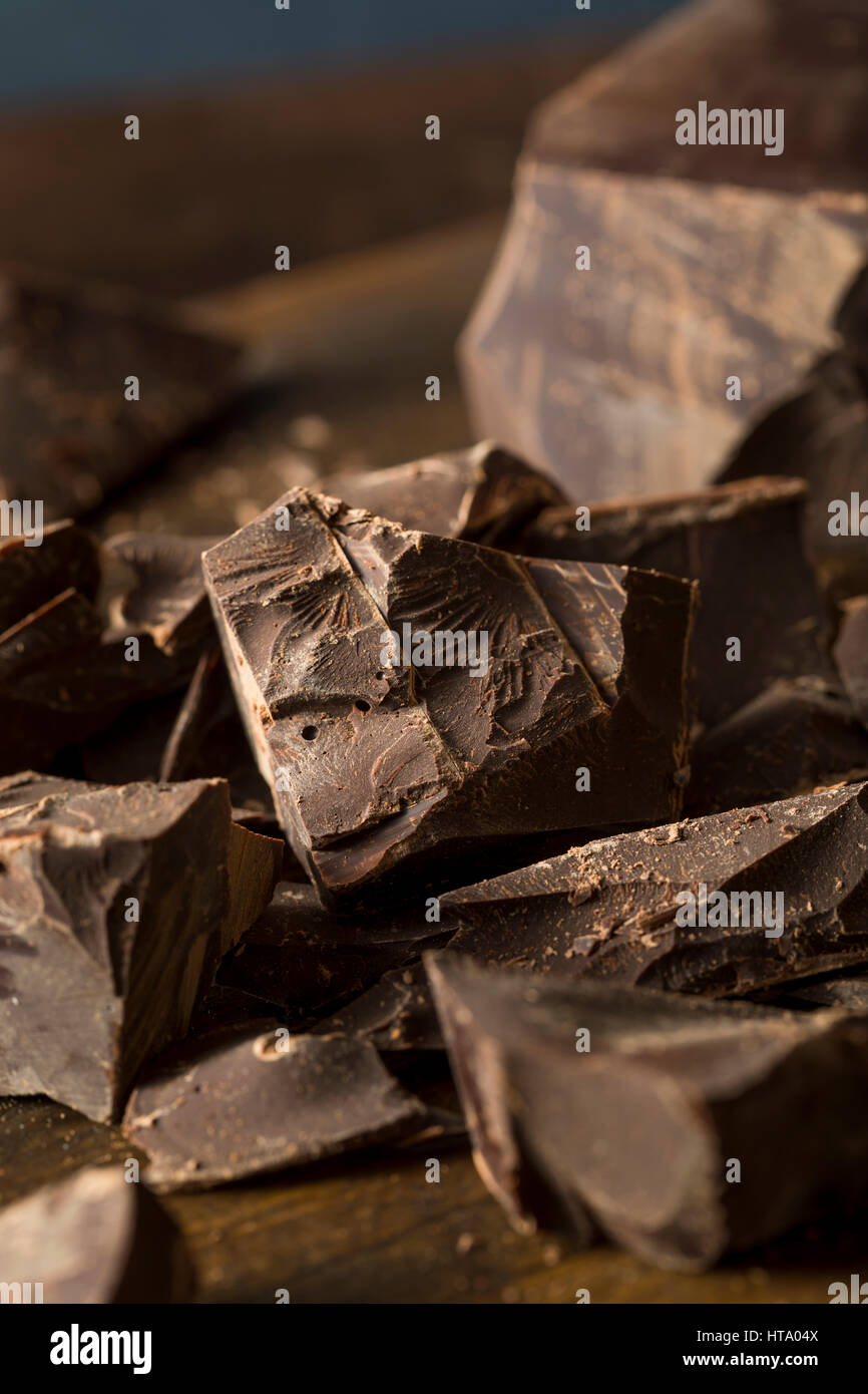 Chocolat noir mi-sucré Bio morceaux pour la cuisson Banque D'Images
