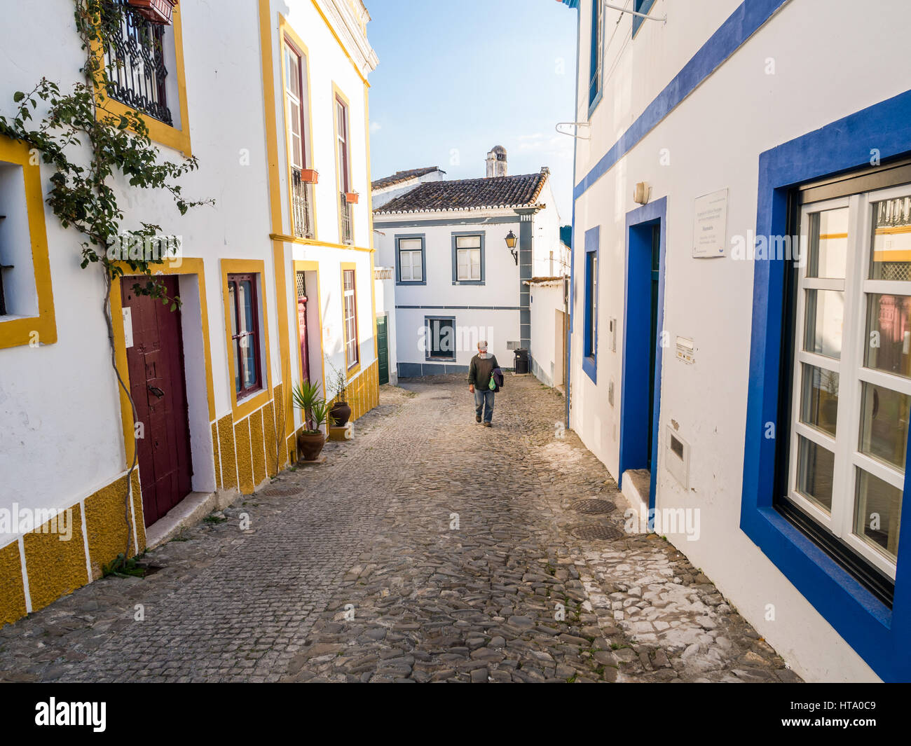 L'une des petites rues de Mertola, Alentejo, Portugal. Banque D'Images