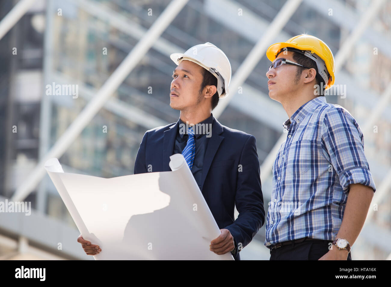 Architecte, ingénieur, chef de projet ou un homme d'affaires point à construire dans la ville d'un plan vierge que pour la construction Banque D'Images