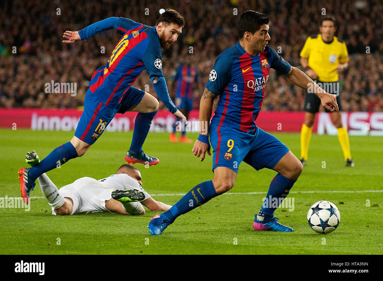Barcelone. Mar 8, 2017. Luis Suarez (R) et Lionel Messi (L) de l'attaque de Barcelone au cours de l'UEFA Champions League Round 16 match de deuxième étape entre Barcelone et Paris Saint-Germain à Barcelone, Espagne, le 8 mars 2017. Barcelone a gagné 6-1 et se qualifie pour le quart de finale avec 6-5 sur l'ensemble des deux. Credit : Lino De Vallier/Xinhua/Alamy Live News Banque D'Images