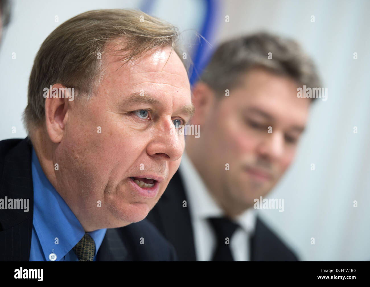 Hong Kong, Chine. Mar 9, 2017. M.Robert Tibbo, et R. Michael Simkin n à Hong Kong, Chine, le 9 mars 2017. Les avocats canadiens pour les réfugiés qui l'abri Snowden sur une mission à Hong Kong. Credit : Jayne Russell/ZUMA/Alamy Fil Live News Banque D'Images