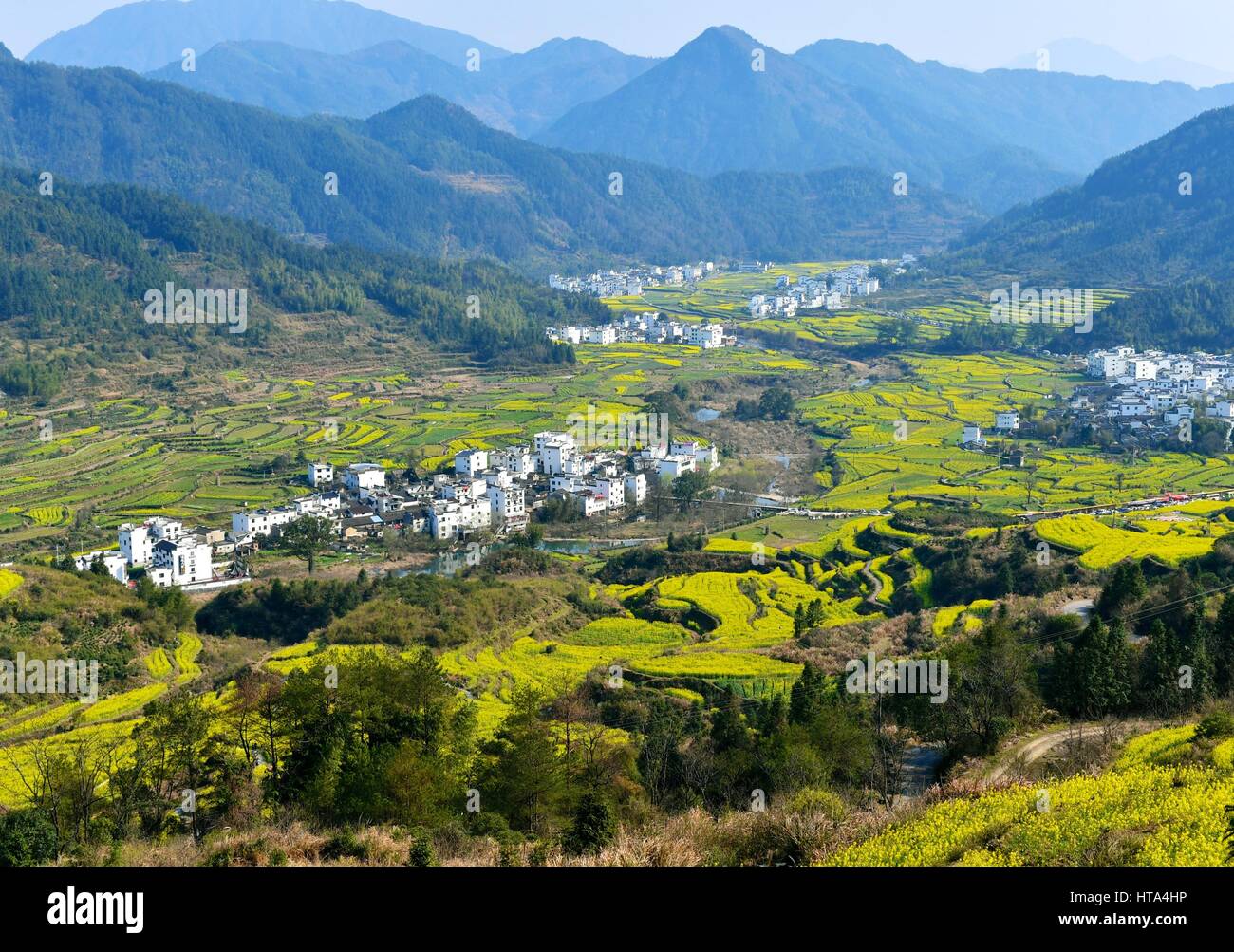 Nanchang, province de Jiangxi en Chine. Mar 8, 2017. Photo prise le 8 mars 2017 montre à Jiangling paysage Village de Wuyuan County, à l'est la province de Jiangxi. Credit : Hu Chenhuan/Xinhua/Alamy Live News Banque D'Images