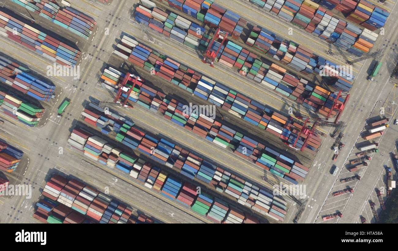 Shanghai. Mar 9, 2017. Photo aérienne prise le 9 mars 2017 montre les conteneurs à la Chine (Shanghai) Zone de libre-échange pilote à Shanghai, à l'est de la Chine. Credit : Ding Ting/Xinhua/Alamy Live News Banque D'Images