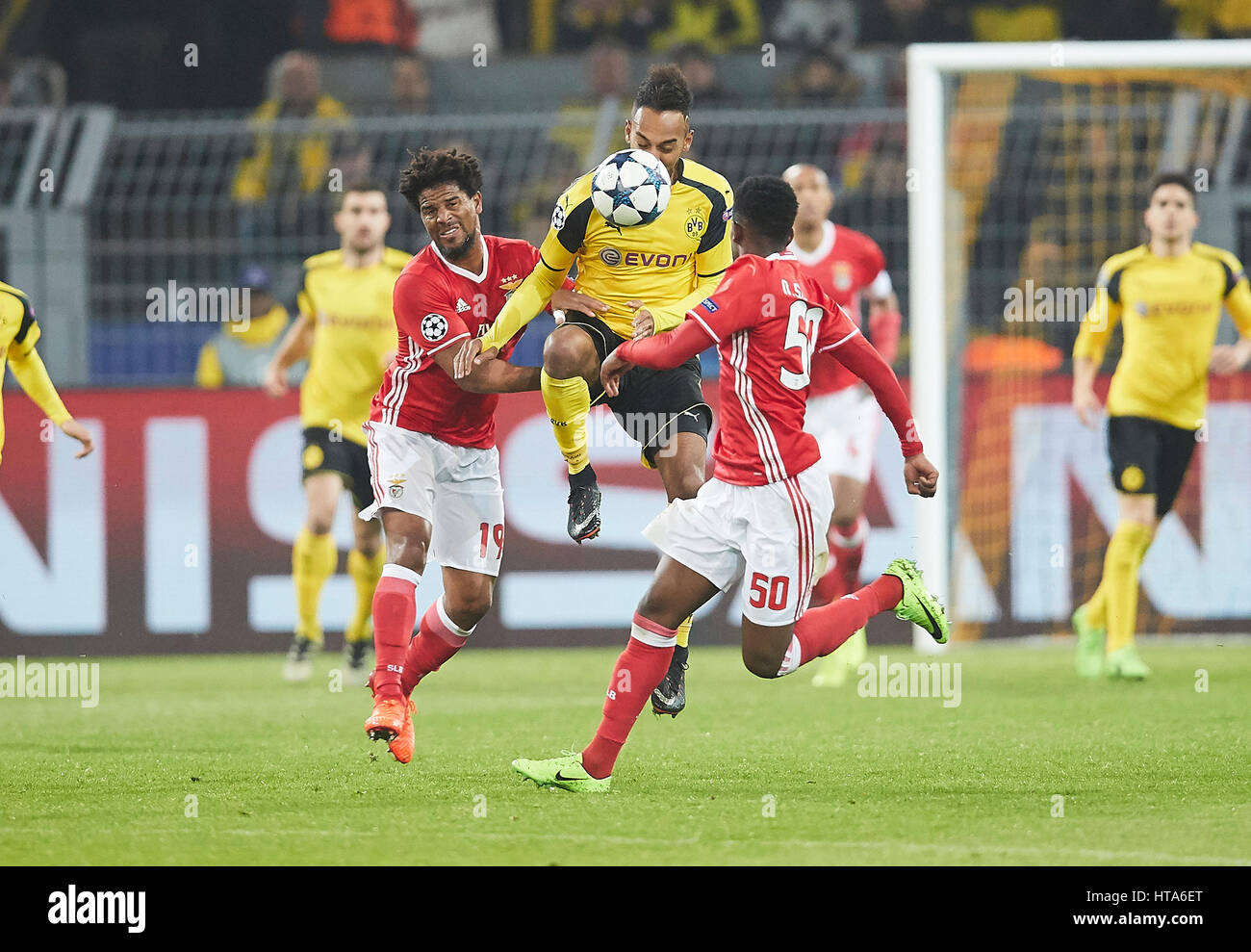 Dortmund, Allemagne. 05Th Mar, 2017. Ligue des Champions de football, Dortmund, le 08 mars 2017, Pierre-Emerick Aubameyang BVB 17 concurrence pour la balle contre Nelson SEMEDO, Liss 50 ELISEU, Liss 19 Borussia Dortmund - BENFICA LISBONNE 4-0 Meilleur de 16 Football, Ligue des Champions, Dortmund, le 08 mars 2017. CL Saison 2016/2017, BVB Crédit : Peter Schatz/Alamy Live News Banque D'Images