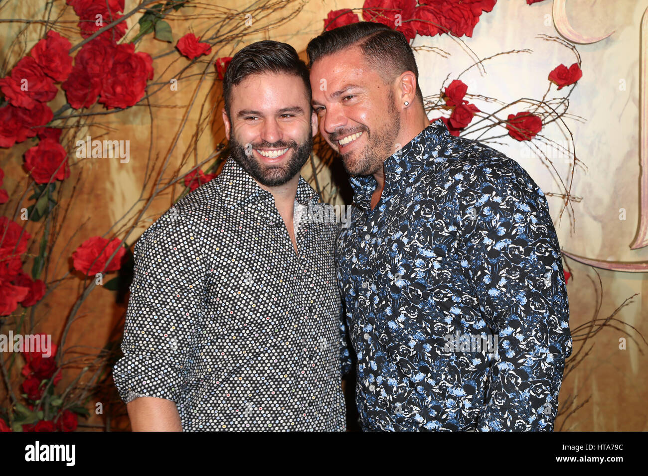 Sydney, Australie. Mar 9, 2017. US acteur, comédien et chanteur Josh Gad et célébrités locales marché sur la tapis rouge à la première australienne du Disney's nouveau live-action du film La Belle et la Bête à Sydney à l'état de Sydney, Théâtre 49 Market St, Sydney NSW 2000. Sur la photo : mariée et le préjudice en 2017, Grant et Chris Grant Landry). Credit : Crédit : Richard Milnes/Alamy Live News Banque D'Images