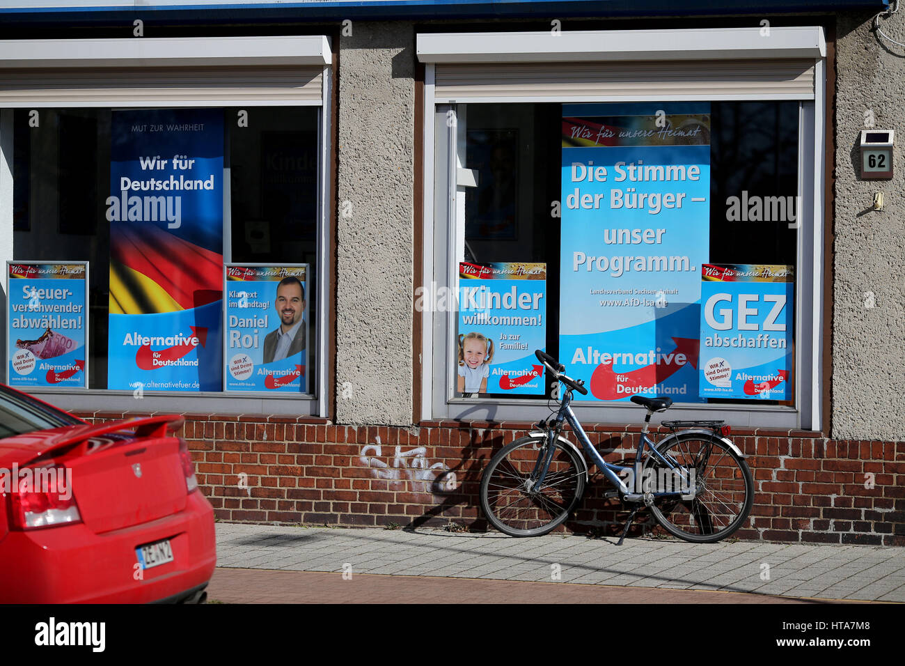 Hamburg, Allemagne. 28 Février, 2017. Le parti populiste d'extrême droite, alternative pour l'Allemagne (AfD) circonscription du Roi Daniel parlementaire la chirurgie à Hamburg, Allemagne, 28 février 2017. La ville avec l'image problème n'a pas seulement été déclarée ville plus sale d'Europe - le résultat de l'industrie lourde dans le domaine de la RDA -, mais elle a également acquis une certaine notoriété en tant que bastion de l'AfD en populisme radical. Photo : Jan Woitas/dpa-Zentralbild/dpa/Alamy Live News Banque D'Images