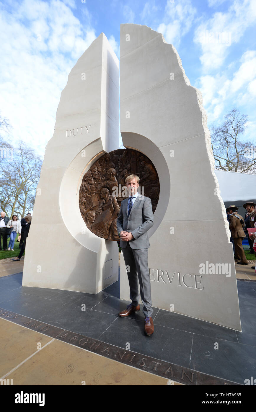 Sculpteur Paul Day était présent à mémorial en hommage à l'obligation de service et à la fois les forces armées britanniques et les civils dans la région du Golfe, l'Iraq et l'Afghanistan. Banque D'Images