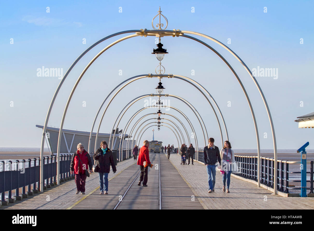 Météo France, Southport, Merseyside. 9 mars 2017. Day trippers vous pourrez faire une longue promenade sur la promenade de Southport's célèbre jetée victorienne sur une belle journée de printemps. Southport Pier est un bâtiment classé Grade II dans la région de Southport, Merseyside, Angleterre. À 1 216 mètres c'est la deuxième plus longue en Grande-Bretagne. Credit : Cernan Elias/Alamy Live News Banque D'Images