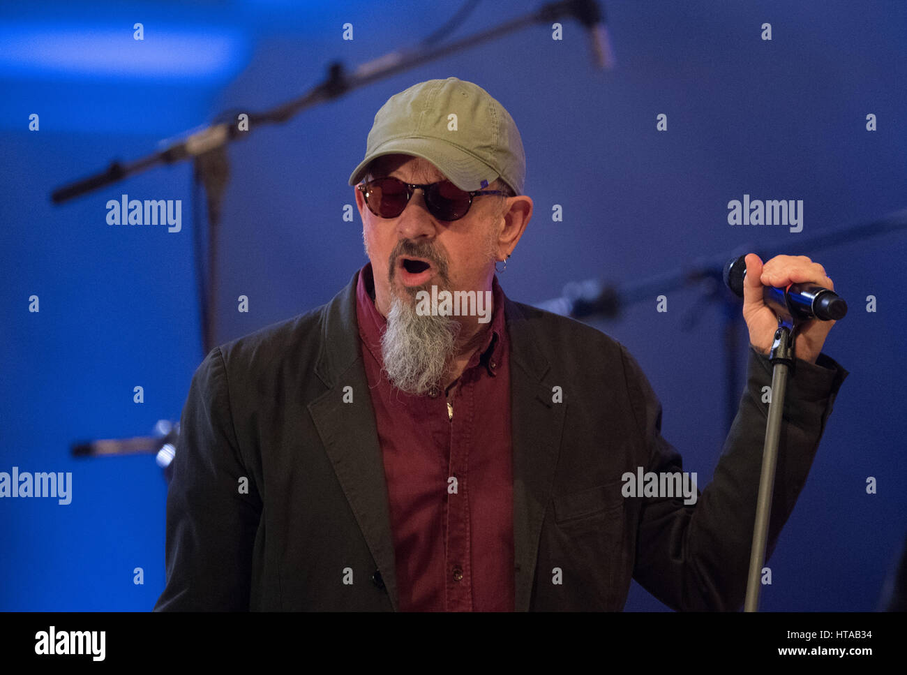 Berlin, Allemagne. 6Th Mar, 2017. Musicien Chris Thompson (Manfred Mann's Earth Band) effectue pendant le concert de Man Doki et les Âmes Soeurs au Konzerthaus à Gendarmenmarkt à Berlin, Allemagne, 6 mars 2017. Après Paris et Londres, le musicien Leslie Mandoki rassembla ses allstar band avec les jazz et rock legends pour le concert à Berlin en Allemagne. Photo : Soeren Stache/dpa/Alamy Live News Banque D'Images