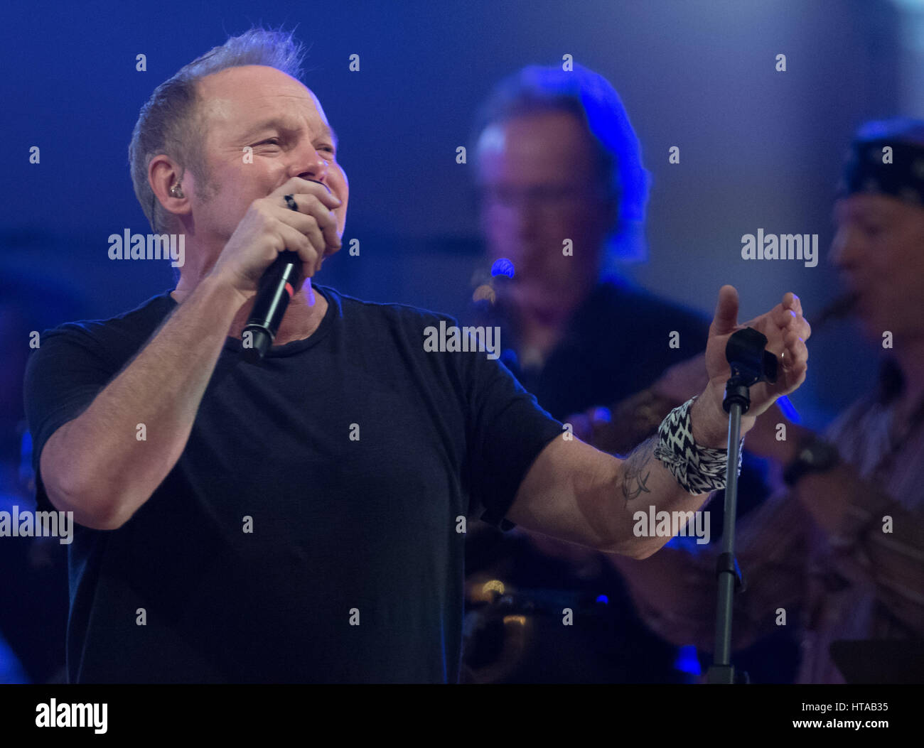 Berlin, Allemagne. 6Th Mar, 2017. Musicien Nick van Eede (réduction des équipages) effectue pendant le concert de Man Doki et les Âmes Soeurs au Konzerthaus à Gendarmenmarkt à Berlin, Allemagne, 6 mars 2017. Après Paris et Londres, le musicien Leslie Mandoki rassembla ses allstar band avec les jazz et rock legends pour le concert à Berlin en Allemagne. Photo : Soeren Stache/dpa/Alamy Live News Banque D'Images