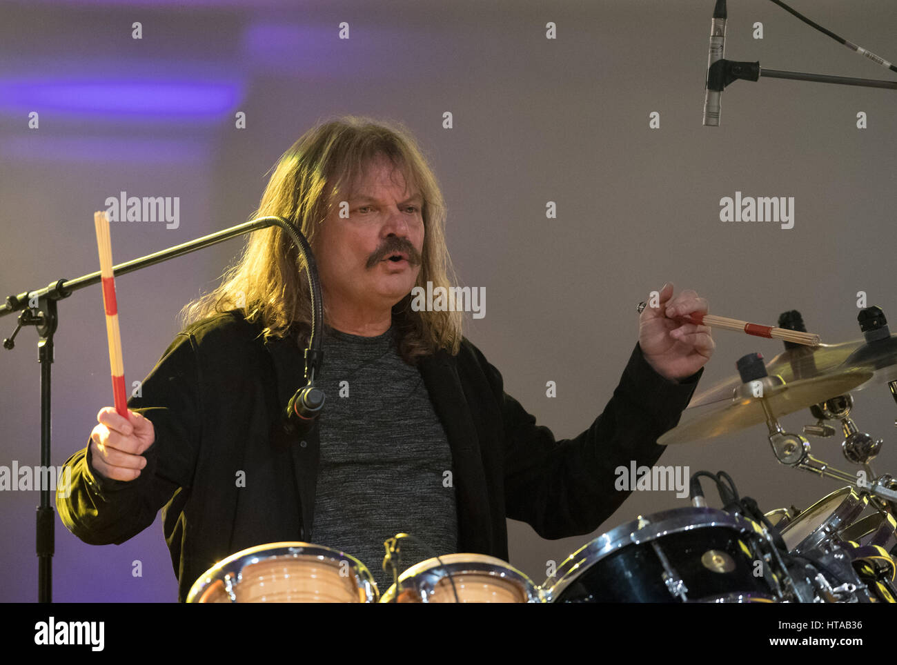 Berlin, Allemagne. 6Th Mar, 2017. Musicien Leslie Mandoki effectue pendant le concert de Man Doki et les Âmes Soeurs au Konzerthaus à Gendarmenmarkt à Berlin, Allemagne, 6 mars 2017. Après Paris et Londres, le musicien Leslie Mandoki rassembla ses allstar band avec les jazz et rock legends pour le concert à Berlin en Allemagne. Photo : Soeren Stache/dpa/Alamy Live News Banque D'Images