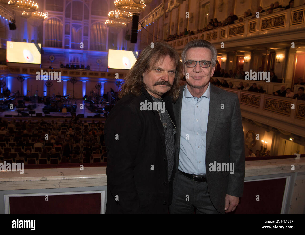 Berlin, Allemagne. 6Th Mar, 2017. Musicien Leslie Mandoki (l) et Ministre des affaires étrangères allemand Thomas de Maizière posent avant le concert de Man Doki et les Âmes Soeurs au Konzerthaus à Gendarmenmarkt à Berlin, Allemagne, 6 mars 2017. Après Paris et Londres, le musicien Leslie Mandoki rassembla ses allstar band avec les jazz et rock legends pour le concert à Berlin en Allemagne. Photo : Soeren Stache/dpa/Alamy Live News Banque D'Images