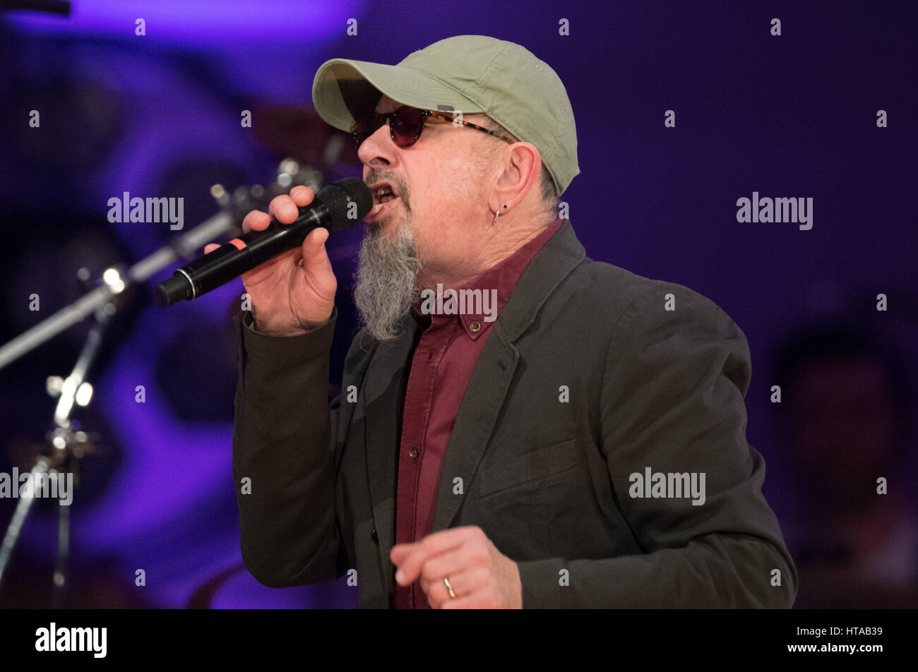 Berlin, Allemagne. 6Th Mar, 2017. Musicien Chris Thompson (Manfred Mann's Earth Band) effectue pendant le concert de Man Doki et les Âmes Soeurs au Konzerthaus à Gendarmenmarkt à Berlin, Allemagne, 6 mars 2017. Après Paris et Londres, le musicien Leslie Mandoki rassembla ses allstar band avec les jazz et rock legends pour le concert à Berlin en Allemagne. Photo : Soeren Stache/dpa/Alamy Live News Banque D'Images