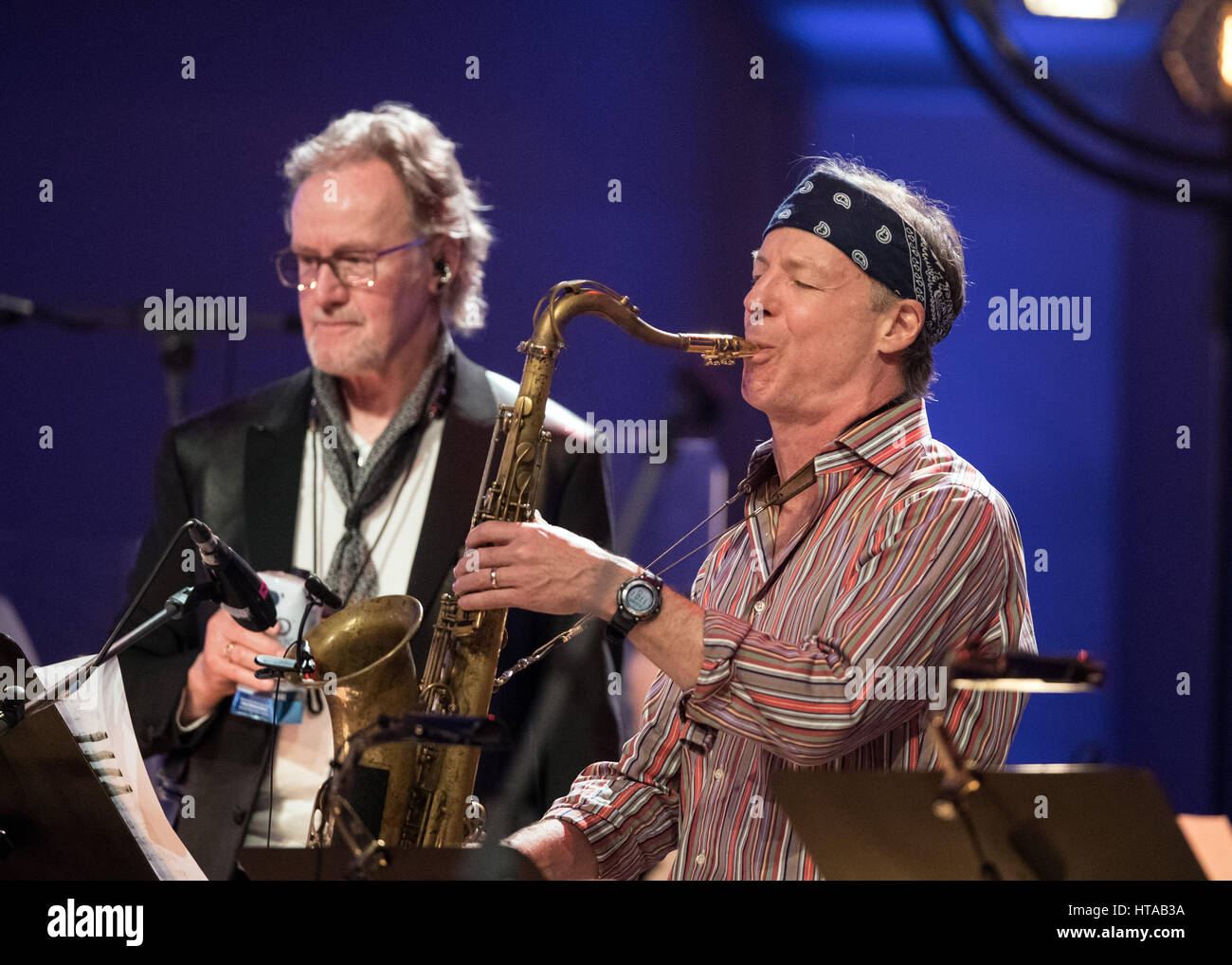 Berlin, Allemagne. 6Th Mar, 2017. Les musiciens John Helliwell (l-r, Supertramp) et Bill Evans (Miles Davis Band) effectuer pendant le concert de Man Doki et les Âmes Soeurs au Konzerthaus à Gendarmenmarkt à Berlin, Allemagne, 6 mars 2017. Après Paris et Londres, le musicien Leslie Mandoki rassembla ses allstar band avec les jazz et rock legends pour le concert à Berlin en Allemagne. Photo : Soeren Stache/dpa/Alamy Live News Banque D'Images
