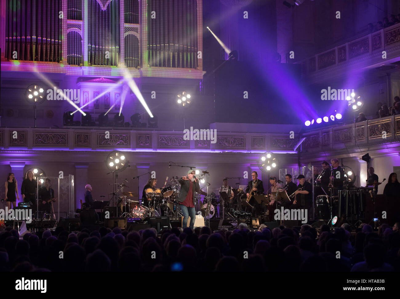 Berlin, Allemagne. 6Th Mar, 2017. Musicien Chris Thompson (Manfred Mann's Earth Band) effectue pendant le concert de Man Doki et les Âmes Soeurs au Konzerthaus à Gendarmenmarkt à Berlin, Allemagne, 6 mars 2017. Après Paris et Londres, le musicien Leslie Mandoki rassembla ses allstar band avec les jazz et rock legends pour le concert à Berlin en Allemagne. Photo : Soeren Stache/dpa/Alamy Live News Banque D'Images