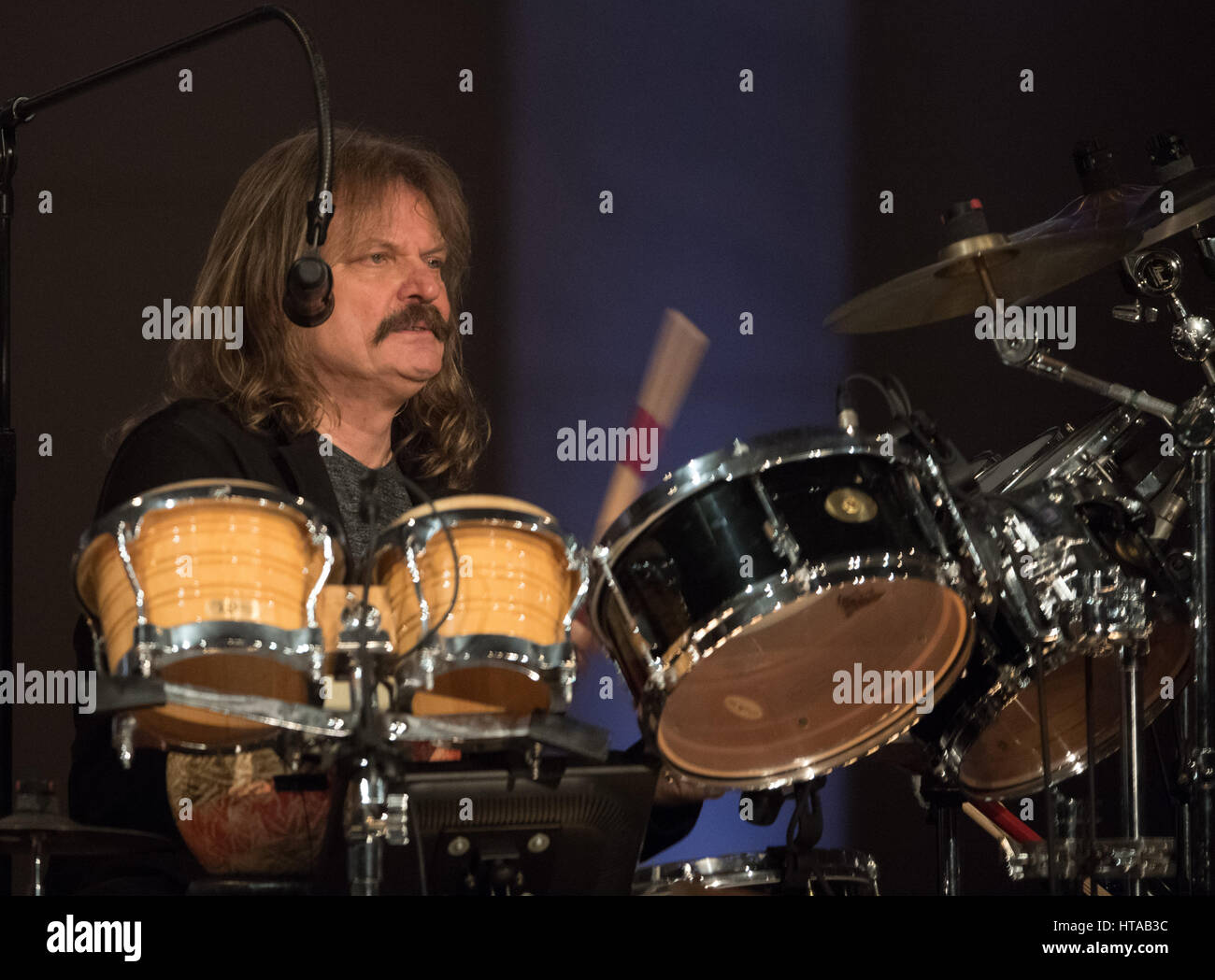 Berlin, Allemagne. 6Th Mar, 2017. Musicien Leslie Mandoki effectue pendant le concert de Man Doki et les Âmes Soeurs au Konzerthaus à Gendarmenmarkt à Berlin, Allemagne, 6 mars 2017. Après Paris et Londres, le musicien Leslie Mandoki rassembla ses allstar band avec les jazz et rock legends pour le concert à Berlin en Allemagne. Photo : Soeren Stache/dpa/Alamy Live News Banque D'Images