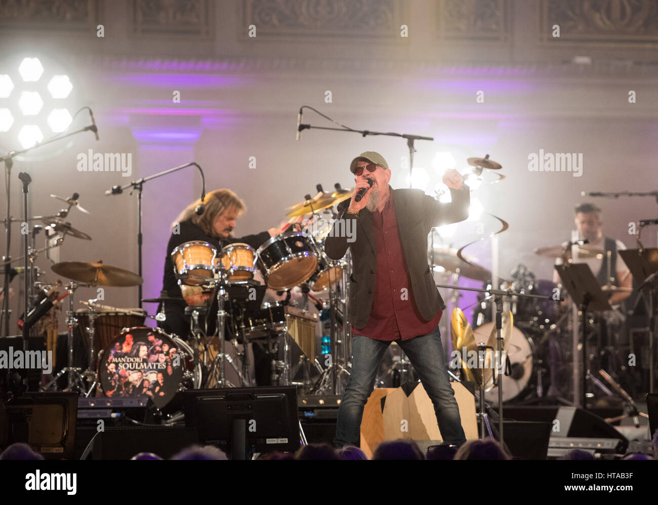 Berlin, Allemagne. 6Th Mar, 2017. Musicien Chris Thompson (Manfred Mann's Earth Band) effectue pendant le concert de Man Doki et les Âmes Soeurs au Konzerthaus à Gendarmenmarkt à Berlin, Allemagne, 6 mars 2017. Après Paris et Londres, le musicien Leslie Mandoki rassembla ses allstar band avec les jazz et rock legends pour le concert à Berlin en Allemagne. Photo : Soeren Stache/dpa/Alamy Live News Banque D'Images