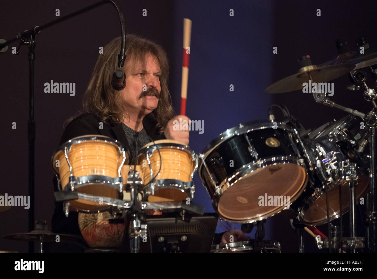 Berlin, Allemagne. 6Th Mar, 2017. Musicien Leslie Mandoki effectue pendant le concert de Man Doki et les Âmes Soeurs au Konzerthaus à Gendarmenmarkt à Berlin, Allemagne, 6 mars 2017. Après Paris et Londres, le musicien Leslie Mandoki rassembla ses allstar band avec les jazz et rock legends pour le concert à Berlin en Allemagne. Photo : Soeren Stache/dpa/Alamy Live News Banque D'Images