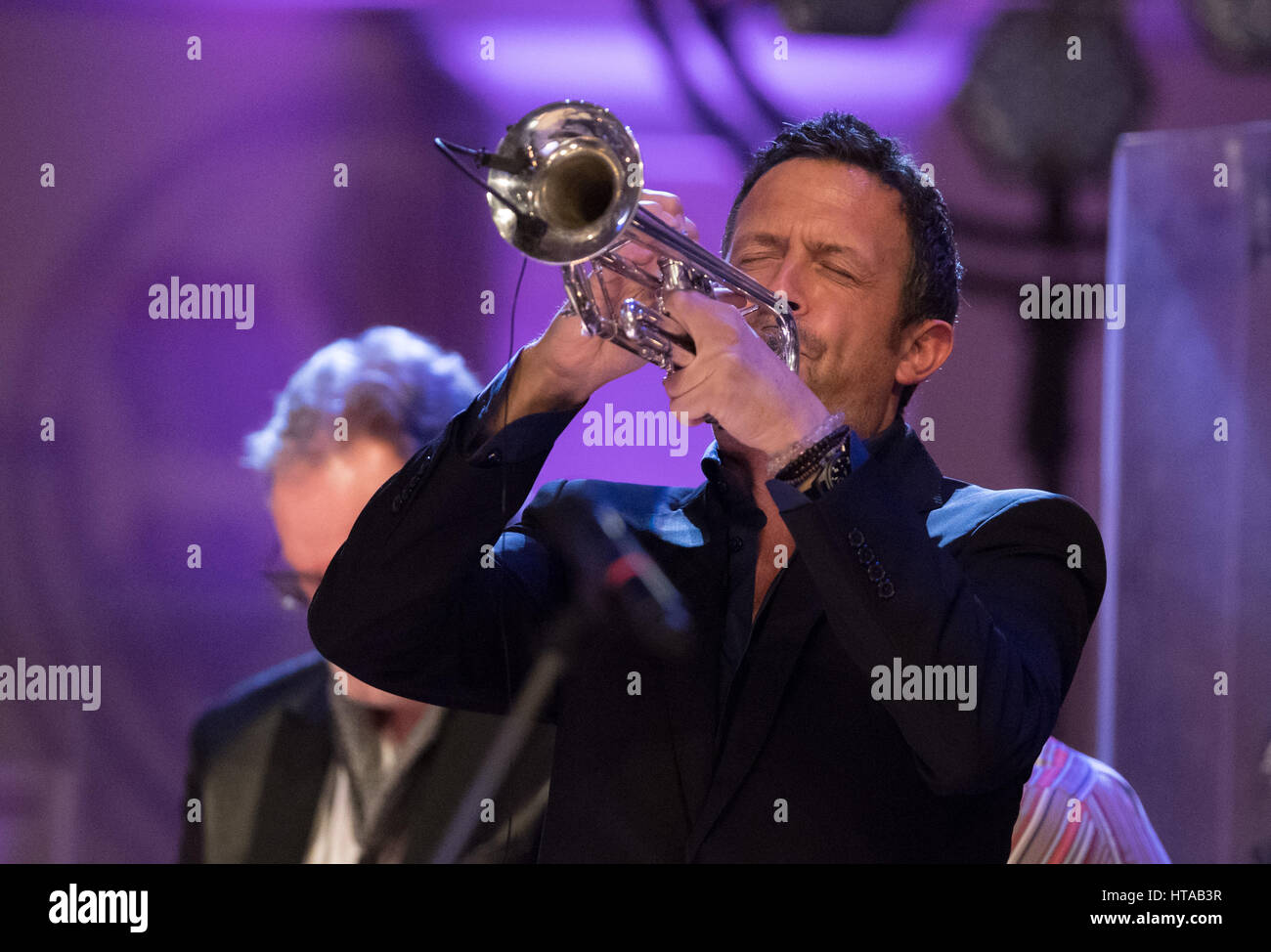 Berlin, Allemagne. 6Th Mar, 2017. Till Broenner musicien effectue pendant le concert de Man Doki et les Âmes Soeurs au Konzerthaus à Gendarmenmarkt à Berlin, Allemagne, 6 mars 2017. Après Paris et Londres, le musicien Leslie Mandoki rassembla ses allstar band avec les jazz et rock legends pour le concert à Berlin en Allemagne. Photo : Soeren Stache/dpa/Alamy Live News Banque D'Images