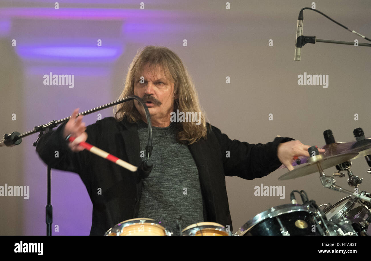 Berlin, Allemagne. 6Th Mar, 2017. Musicien Leslie Mandoki effectue pendant le concert de Man Doki et les Âmes Soeurs au Konzerthaus à Gendarmenmarkt à Berlin, Allemagne, 6 mars 2017. Après Paris et Londres, le musicien Leslie Mandoki rassembla ses allstar band avec les jazz et rock legends pour le concert à Berlin en Allemagne. Photo : Soeren Stache/dpa/Alamy Live News Banque D'Images