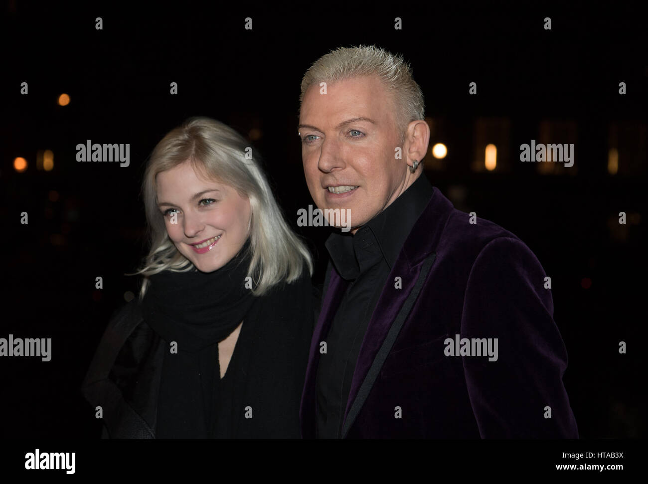 Berlin, Allemagne. 6Th Mar, 2017. Musicien H.P. Baxter et sa petite amie Liza Leven arriver au concert de Man Doki et les Âmes Soeurs au Konzerthaus à Gendarmenmarkt à Berlin, Allemagne, 6 mars 2017. Après Paris et Londres, le musicien Leslie Mandoki rassembla ses allstar band avec les jazz et rock legends pour le concert à Berlin en Allemagne. Photo : Soeren Stache/dpa/Alamy Live News Banque D'Images