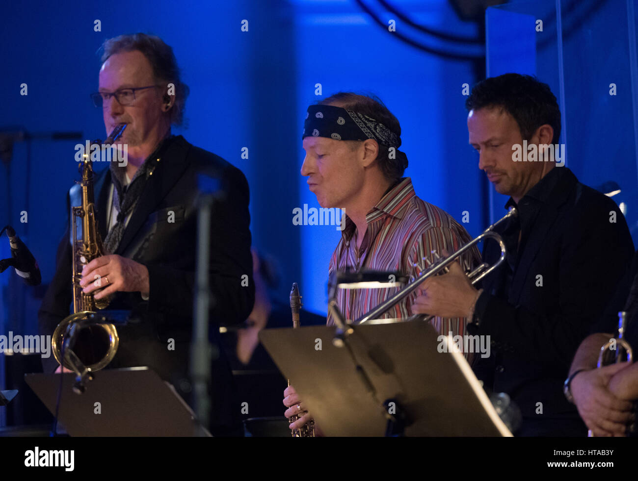 Berlin, Allemagne. 6Th Mar, 2017. Musiciens (l-r) John Helliwell (Supertramp), Bill Evans (Miles Davis Band) et du Till Broenner effectuer pendant le concert de Man Doki et les Âmes Soeurs au Konzerthaus à Gendarmenmarkt à Berlin, Allemagne, 6 mars 2017. Après Paris et Londres, le musicien Leslie Mandoki rassembla ses allstar band avec les jazz et rock legends pour le concert à Berlin en Allemagne. Photo : Soeren Stache/dpa/Alamy Live News Banque D'Images