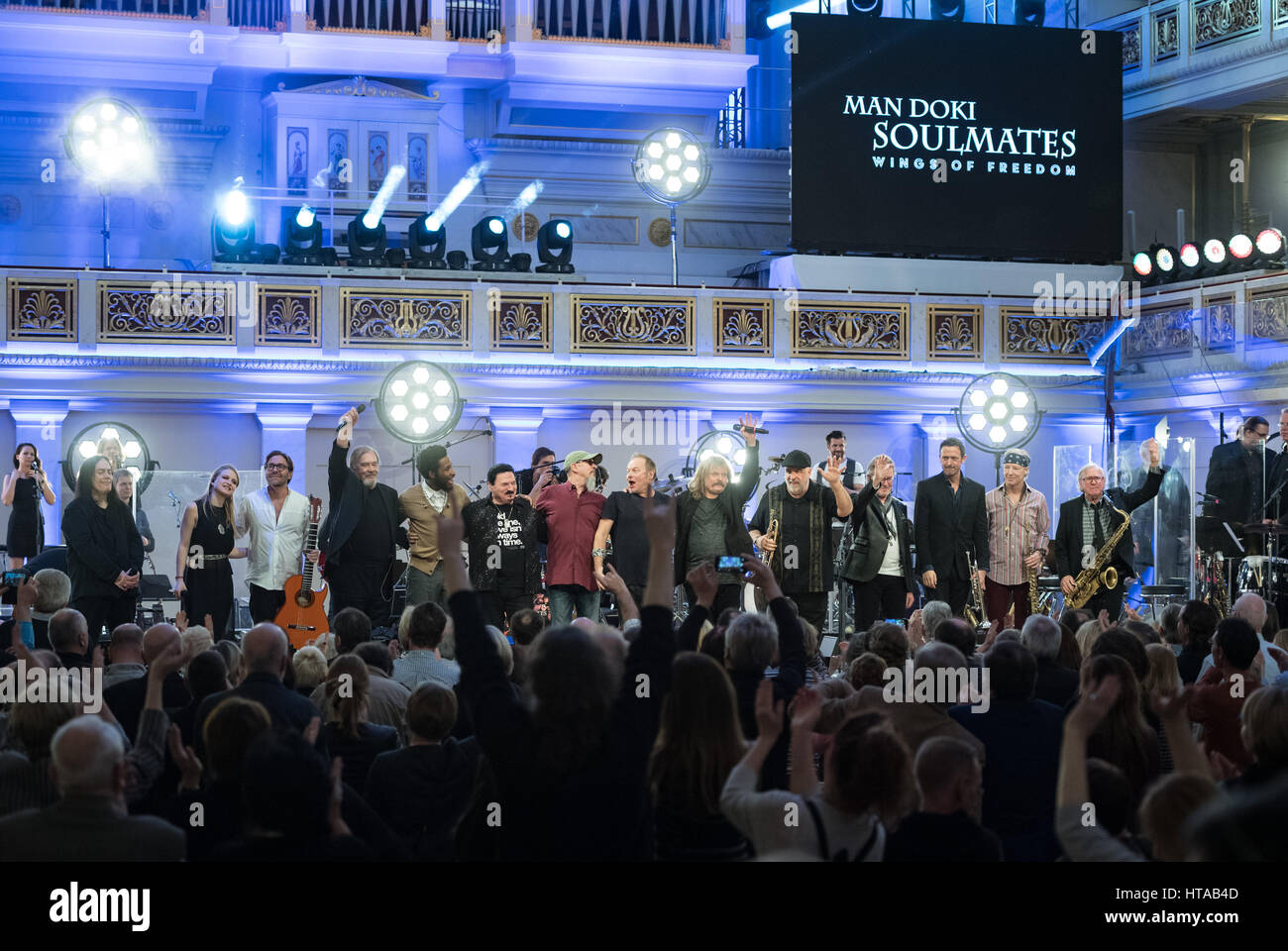 Berlin, Allemagne. 6Th Mar, 2017. Et l'homme Doki Soulmates effectuer pendant le concert de Man Doki et les Âmes Soeurs au Konzerthaus à Gendarmenmarkt à Berlin, Allemagne, 6 mars 2017. Après Paris et Londres, le musicien Leslie Mandoki rassembla ses allstar band avec les jazz et rock legends pour le concert à Berlin en Allemagne. Photo : Soeren Stache/dpa/Alamy Live News Banque D'Images