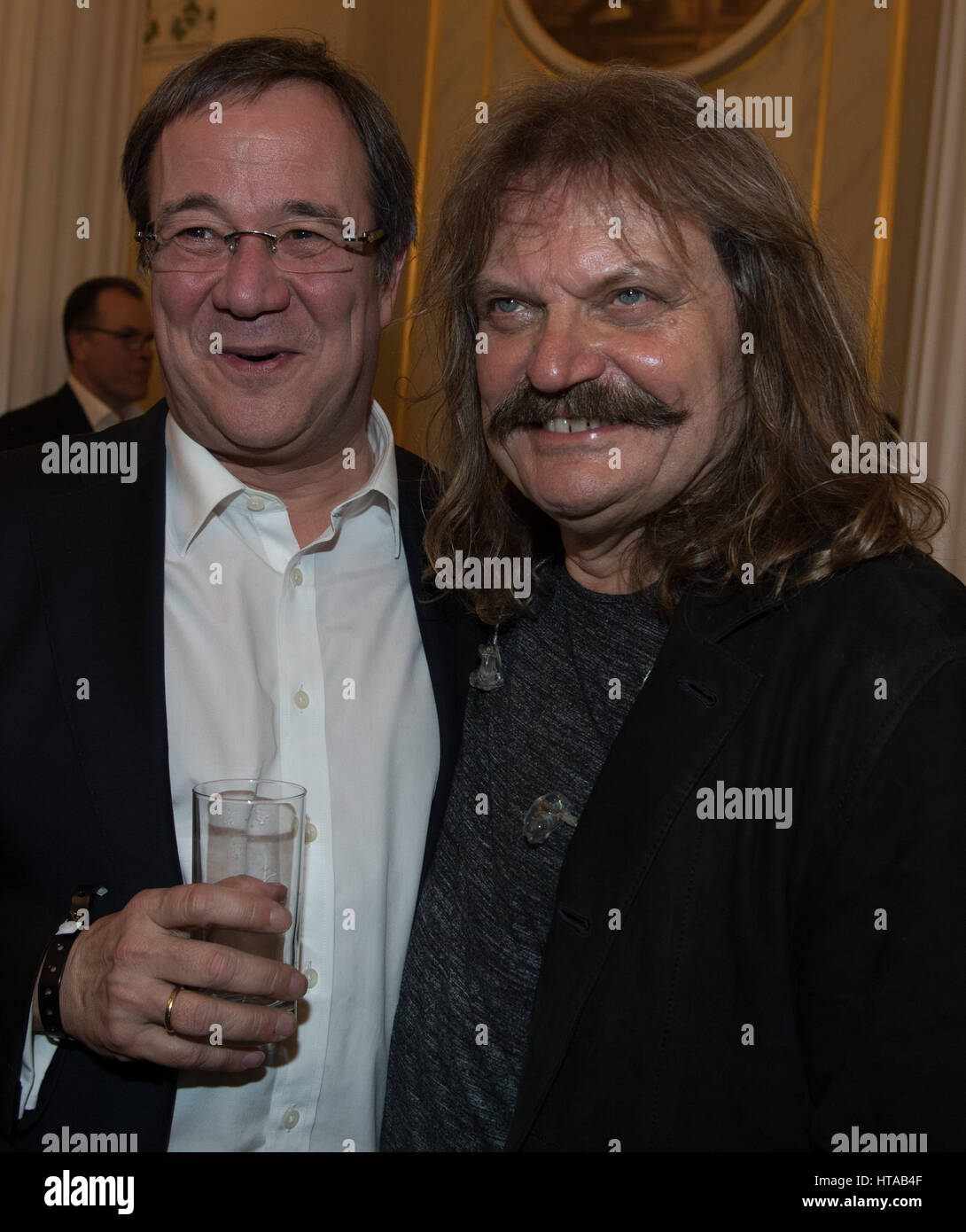 Berlin, Allemagne. 6Th Mar, 2017. Musicien Leslie Mandoki (r) et vice-président du parti CDU Armin Laschet, photographié au concert de Man Doki et les Âmes Soeurs au Konzerthaus à Gendarmenmarkt à Berlin, Allemagne, 6 mars 2017. Après Paris et Londres, le musicien Leslie Mandoki rassembla ses allstar band avec les jazz et rock legends pour le concert à Berlin en Allemagne. Photo : Soeren Stache/dpa/Alamy Live News Banque D'Images