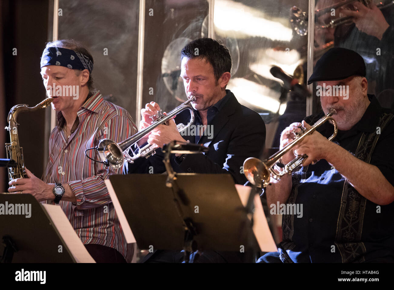 Berlin, Allemagne. 6Th Mar, 2017. Musiciens (l-r) Bill Evans (Miles Davis Band), Randy Brecker et Till Broenner effectuer pendant le concert de Man Doki et les Âmes Soeurs au Konzerthaus à Gendarmenmarkt à Berlin, Allemagne, 6 mars 2017. Après Paris et Londres, le musicien Leslie Mandoki rassembla ses allstar band avec les jazz et rock legends pour le concert à Berlin en Allemagne. Photo : Soeren Stache/dpa/Alamy Live News Banque D'Images