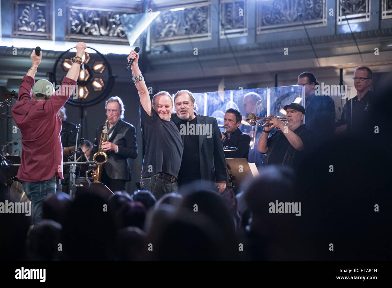 Berlin, Allemagne. 6Th Mar, 2017. Et l'homme Doki Soulmates effectuer pendant le concert de Man Doki et les Âmes Soeurs au Konzerthaus à Gendarmenmarkt à Berlin, Allemagne, 6 mars 2017. Après Paris et Londres, le musicien Leslie Mandoki rassembla ses allstar band avec les jazz et rock legends pour le concert à Berlin en Allemagne. Photo : Soeren Stache/dpa/Alamy Live News Banque D'Images