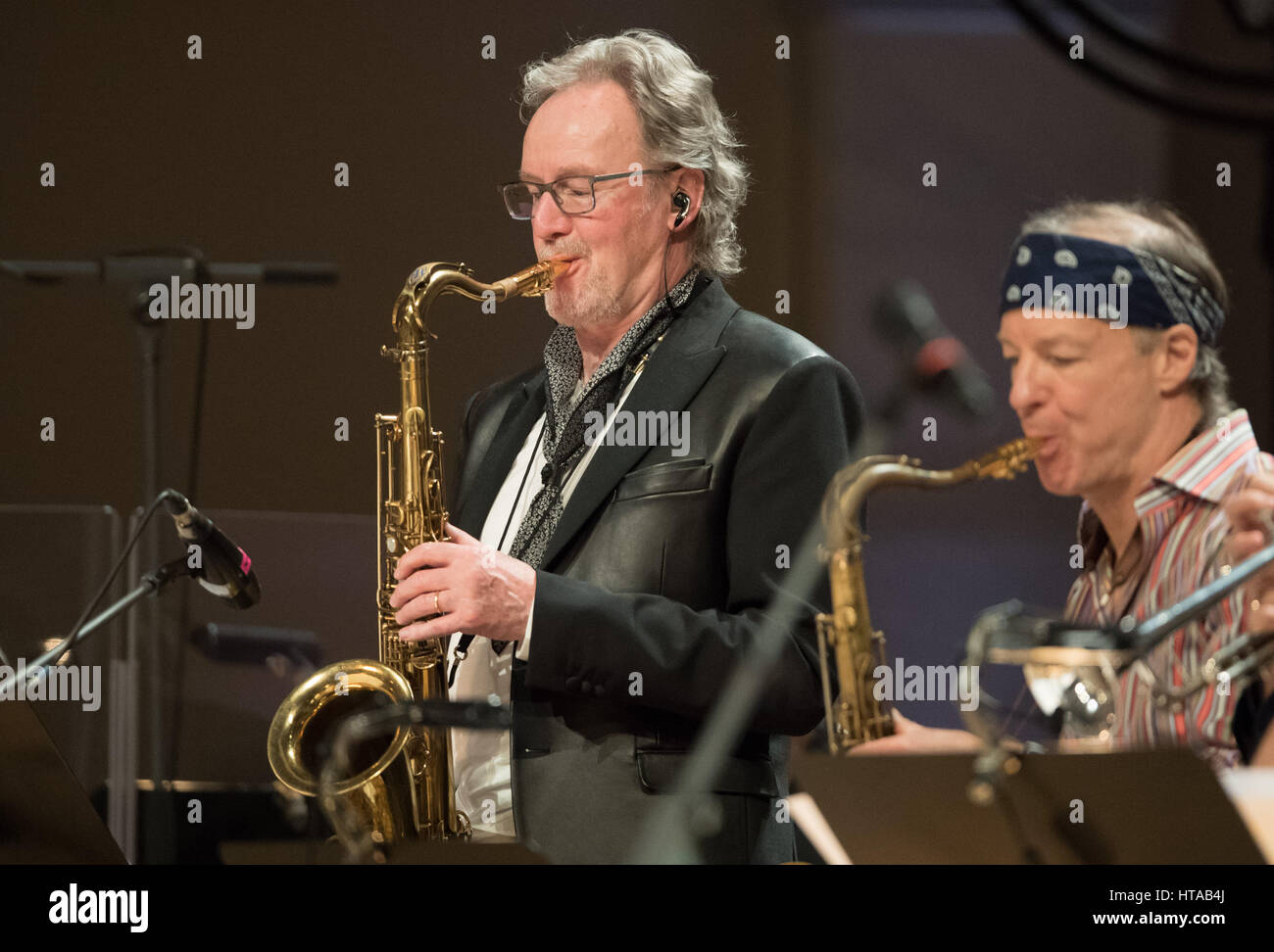 Berlin, Allemagne. 6Th Mar, 2017. Les musiciens John Helliwell (Supertramp) l, et Bill Evans (Miles Davis Band) effectuer pendant le concert de Man Doki et les Âmes Soeurs au Konzerthaus à Gendarmenmarkt à Berlin, Allemagne, 6 mars 2017. Après Paris et Londres, le musicien Leslie Mandoki rassembla ses allstar band avec les jazz et rock legends pour le concert à Berlin en Allemagne. Photo : Soeren Stache/dpa/Alamy Live News Banque D'Images