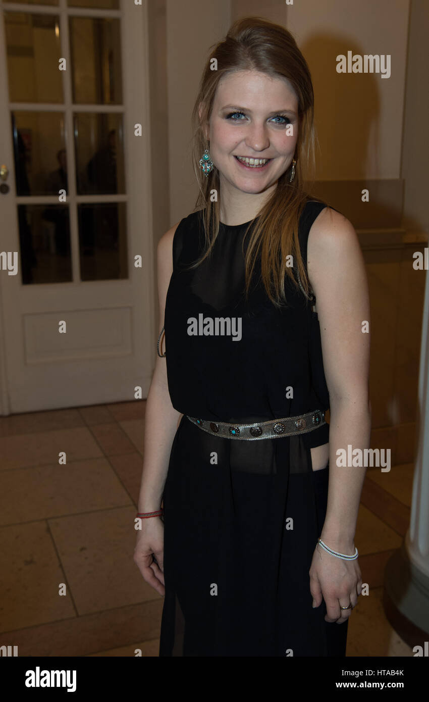 Berlin, Allemagne. 6Th Mar, 2017. Julia musicien Mandoki, photographié au concert de Man Doki et les Âmes Soeurs au Konzerthaus à Gendarmenmarkt à Berlin, Allemagne, 6 mars 2017. Après Paris et Londres, le musicien Leslie Mandoki rassembla ses allstar band avec les jazz et rock legends pour le concert à Berlin en Allemagne. Photo : Soeren Stache/dpa/Alamy Live News Banque D'Images