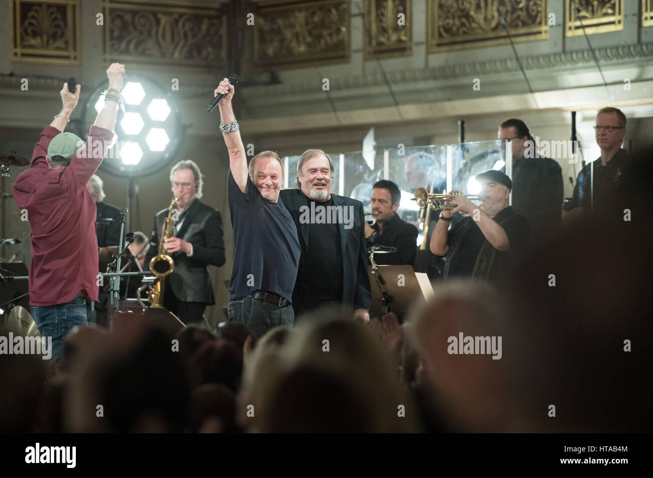 Berlin, Allemagne. 6Th Mar, 2017. Et l'homme Doki Soulmates effectuer pendant le concert de Man Doki et les Âmes Soeurs au Konzerthaus à Gendarmenmarkt à Berlin, Allemagne, 6 mars 2017. Après Paris et Londres, le musicien Leslie Mandoki rassembla ses allstar band avec les jazz et rock legends pour le concert à Berlin en Allemagne. Photo : Soeren Stache/dpa/Alamy Live News Banque D'Images