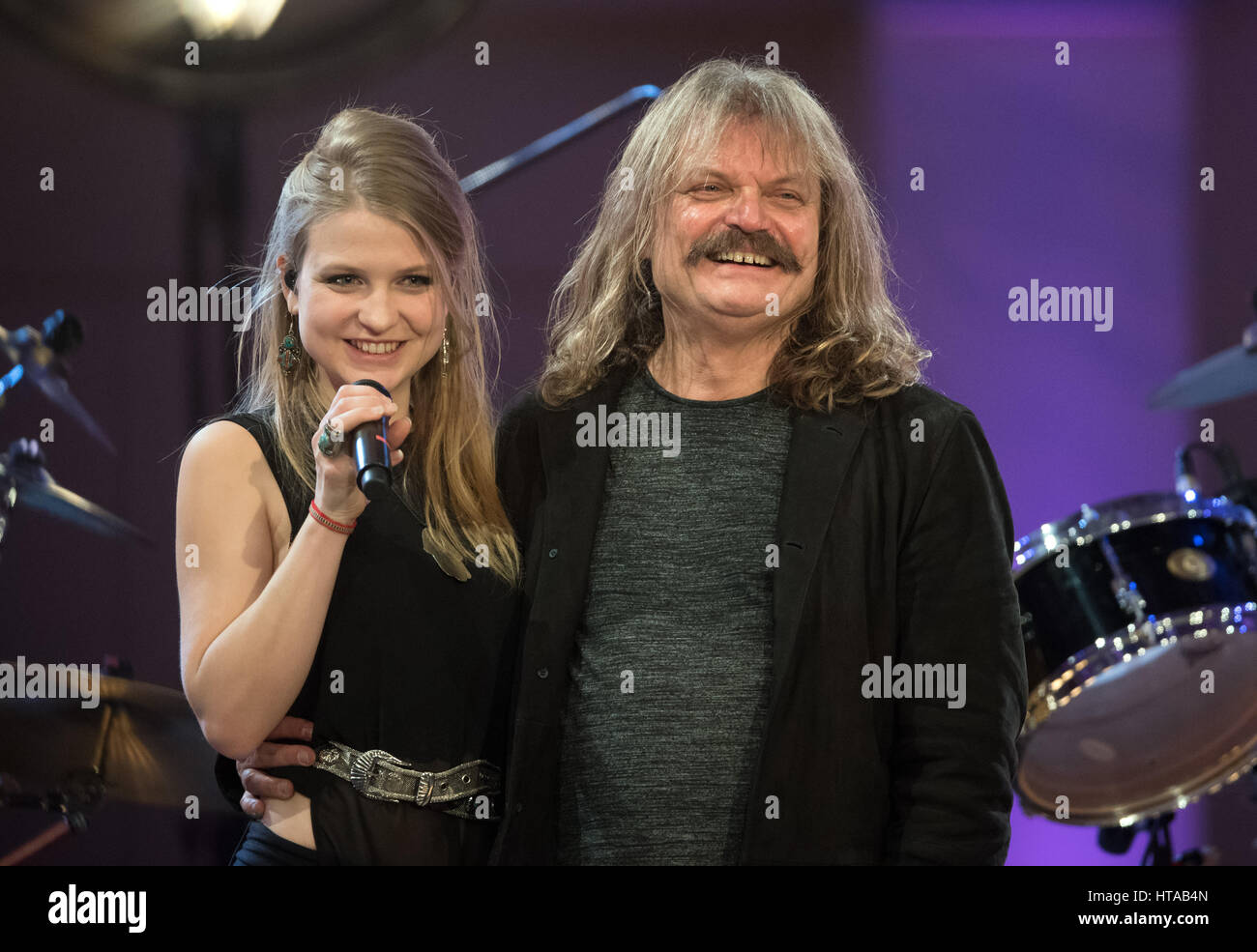 Berlin, Allemagne. 6Th Mar, 2017. Julia Singer Mandoki et son père Leslie effectuer pendant le concert de Man Doki et les Âmes Soeurs au Konzerthaus à Gendarmenmarkt à Berlin, Allemagne, 6 mars 2017. Après Paris et Londres, le musicien Leslie Mandoki rassembla ses allstar band avec les jazz et rock legends pour le concert à Berlin en Allemagne. Photo : Soeren Stache/dpa/Alamy Live News Banque D'Images