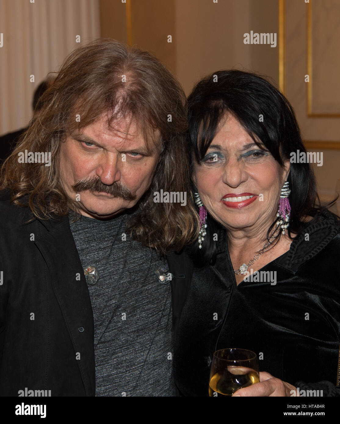 Berlin, Allemagne. 6Th Mar, 2017. Musicien Leslie Mandoki et Regine Sixt, photographié au concert de Man Doki et les Âmes Soeurs au Konzerthaus à Gendarmenmarkt à Berlin, Allemagne, 6 mars 2017. Après Paris et Londres, le musicien Leslie Mandoki rassembla ses allstar band avec les jazz et rock legends pour le concert à Berlin en Allemagne. Photo : Soeren Stache/dpa/Alamy Live News Banque D'Images