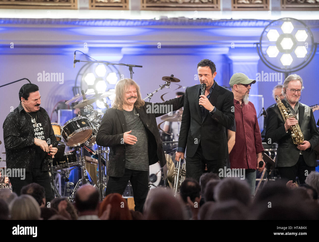 Berlin, Allemagne. 6Th Mar, 2017. Et l'homme Doki Soulmates effectuer pendant le concert de Man Doki et les Âmes Soeurs au Konzerthaus à Gendarmenmarkt à Berlin, Allemagne, 6 mars 2017. Après Paris et Londres, le musicien Leslie Mandoki rassembla ses allstar band avec les jazz et rock legends pour le concert à Berlin en Allemagne. Photo : Soeren Stache/dpa/Alamy Live News Banque D'Images