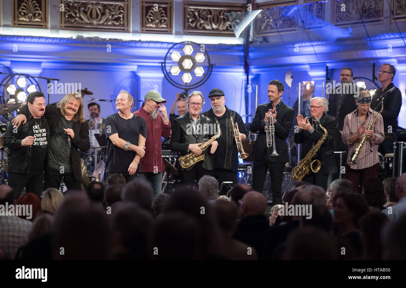 Berlin, Allemagne. 6Th Mar, 2017. Et l'homme Doki Soulmates effectuer pendant le concert de Man Doki et les Âmes Soeurs au Konzerthaus à Gendarmenmarkt à Berlin, Allemagne, 6 mars 2017. Après Paris et Londres, le musicien Leslie Mandoki rassembla ses allstar band avec les jazz et rock legends pour le concert à Berlin en Allemagne. Photo : Soeren Stache/dpa/Alamy Live News Banque D'Images