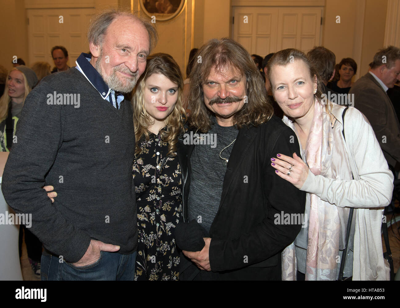 Berlin, Allemagne. 6Th Mar, 2017. Musicien Leslie Mandoki (2e r), sa fille Lara (2l), l'acteur Michael Mendl (l) et sa petite amie Gesine Friedmann (r), photographié au concert de Man Doki et les Âmes Soeurs au Konzerthaus à Gendarmenmarkt à Berlin, Allemagne, 6 mars 2017. Après Paris et Londres, le musicien Leslie Mandoki rassembla ses allstar band avec les jazz et rock legends pour le concert à Berlin en Allemagne. Photo : Soeren Stache/dpa/Alamy Live News Banque D'Images